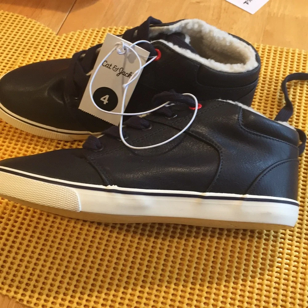 Boys Navy blue winter Shoes size 4 NWT school shoes